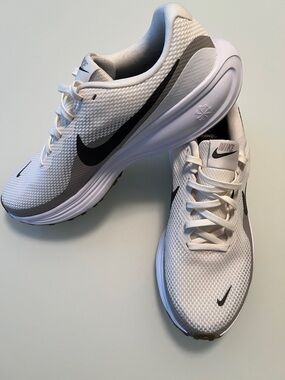 Nike Men’s Revolution 8 Phantom running Sneakers - 10.5 new.